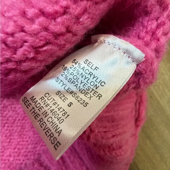 NWT NanaMacs Signature 8 Distressed Crop Pink Sweater Size Small - Picture 12 of 13